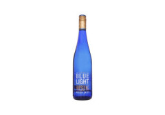 BLUE LIGHT Baltasis pusiau saldus vynas Blue riesling, 8,5% 750ml